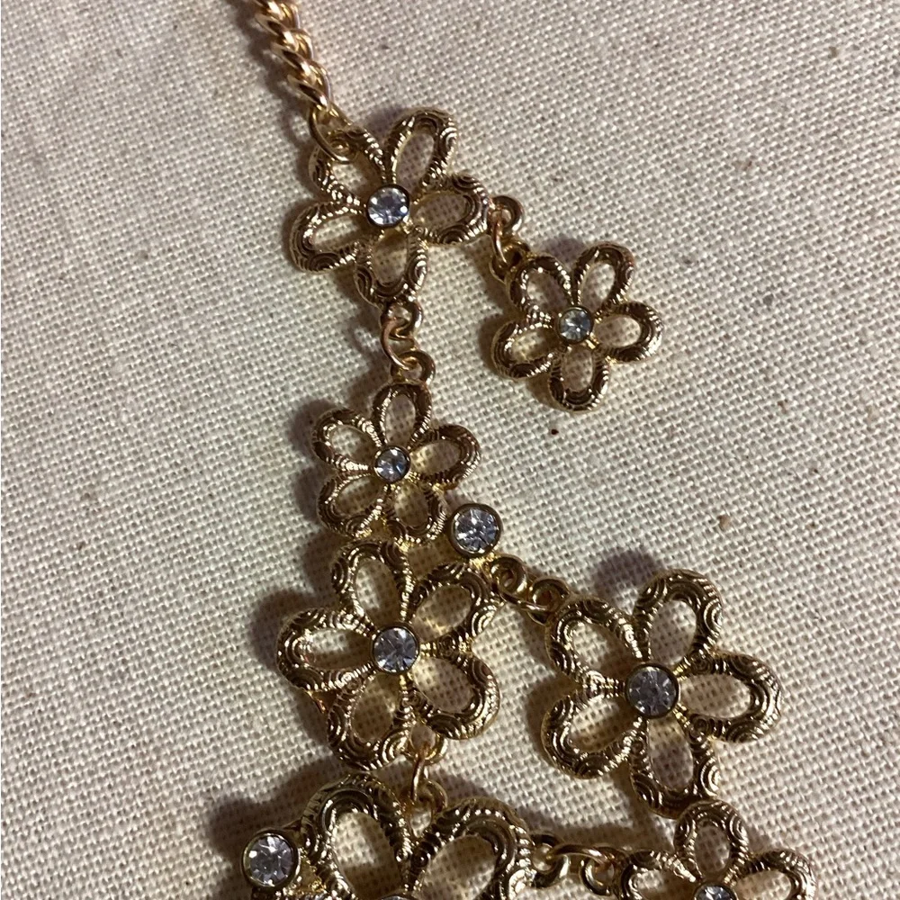 Vintage cascading daisies Gold Floral Statement Necklace center rhinestones - Picture 7 of 10